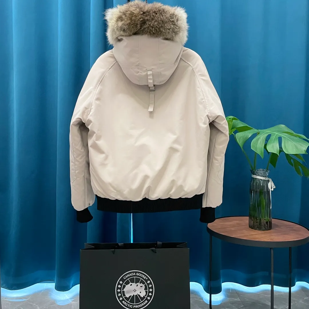 P760 Canada Goose➡️Canada🦢 Down Jacket The fabric is made of Feather-Light 10D waterproof coated fabric. It is made of 84.5 polyester fiber and 15.5 cotton. The surface is treated with a special Teflon protective coating produced by DuPont to be windproof and splash-proof, and makes the clothing anti-pollution and long-lasting. The fur collar is made of imported coyote hair. Green wolf breed is thick and luxurious. High fluffiness. The coat color is green and bright. Original Yoshida Kogyo Kabushikigaisha zipper, top-grade zinc alloy electroplated zipper with the highest specification. Using precise Japanese craftsmanship, raw materials and management methods. Each zipper can withstand 100,000+ openings and closings. Ask Anyne Shoknows holographic laser anti-counterfeiting label. Main label double-line 9-needle locking stranded embroidery. Electronic digital automatic embroidery. Maple leaves with sharp edges. One-piece seamless cuffs. The original version is consistent with the official length of 13cm. All seals are marked with dates. All inner liner are overcoated. Overcoating means sewing the entire inner liner. On the one hand, it is to prevent the velvet from running off. On the other hand, it can keep the stiffness of the clothes. Same style for men and women. Size: XS S M L XL XXL